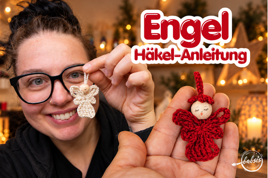 Titelbild zur Anleitung „Engel häkeln“ mit rotem Engel mit Sternenmütze und cremefarbenem Engel mit Metallic-Effekt.