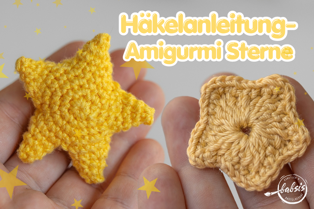Gelber Amigurumi-Stern und flacher hellgelber Häkelstern auf Händen mit der Aufschrift „Häkelanleitung – Amigurumi Sterne“