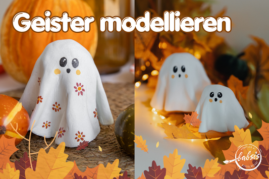 Geister modellieren: Collage mit weißen und blumig bemalten Geistern als Herbstdeko zwischen Kürbissen und Blättern.