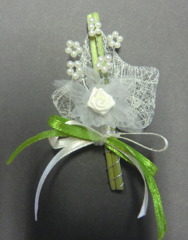 Gästeanstecker Stäbe Perlblumen Tülldior creme Sisalblatt