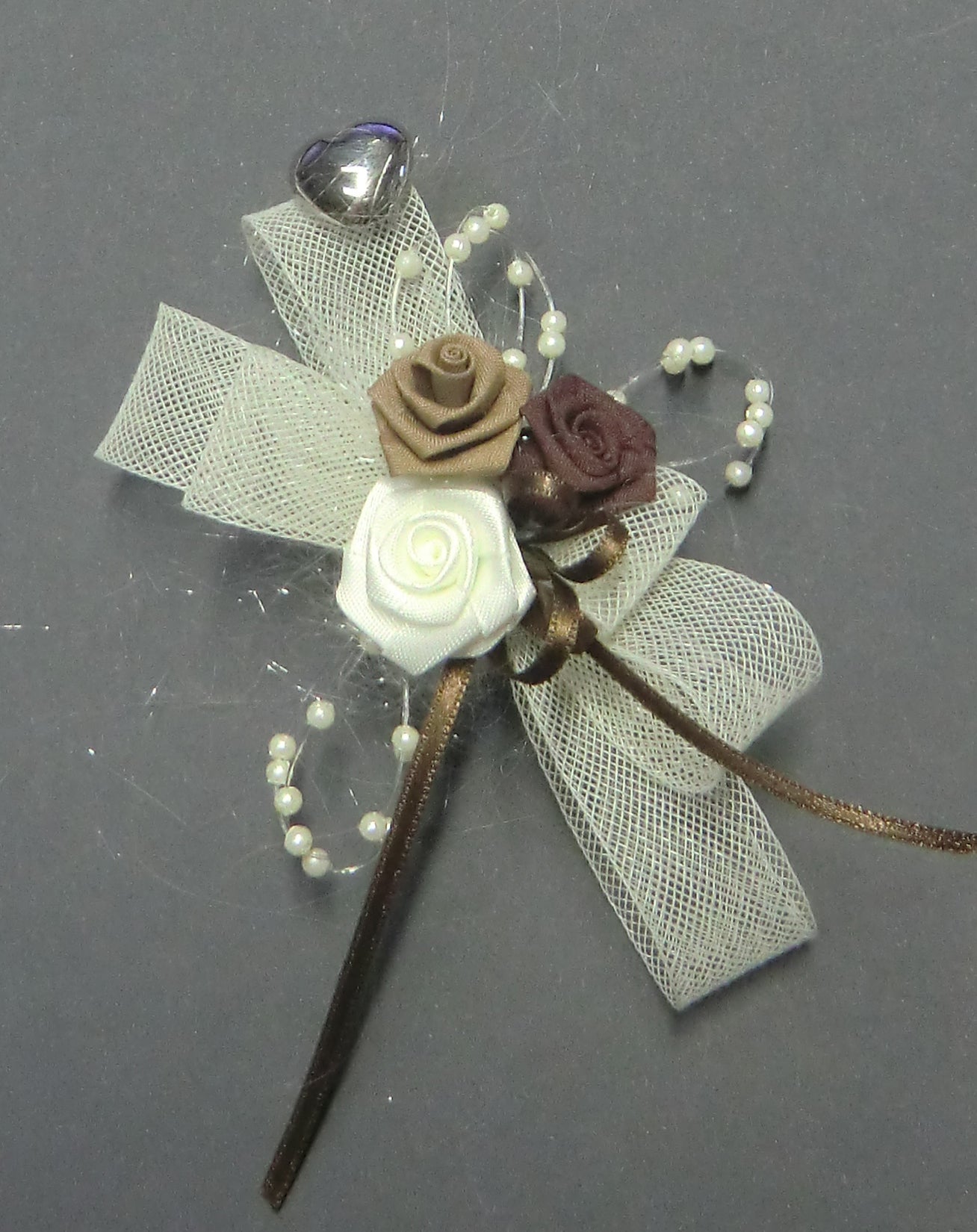 Gästeanstecker Tüllmasche 3-färbig braun Diorröschen Diorrosen 10cm inkl. Anstecknadel