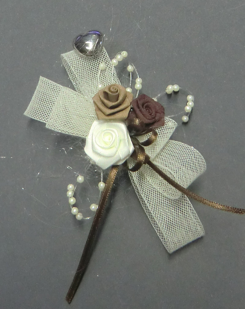 Gästeanstecker Tüllmasche 3-färbig braun Diorröschen Diorrosen 10cm inkl. Anstecknadel