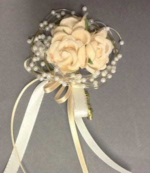 Anstecker 3 Rosen mit Messingdraht und Perlenspray creme 8cm inkl. Anstecknadel