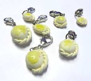 Anhänger Kärntnernudel mit Karabiner, Motiv ca. 1,5-2cm, handgefertigt aus Polymerclay