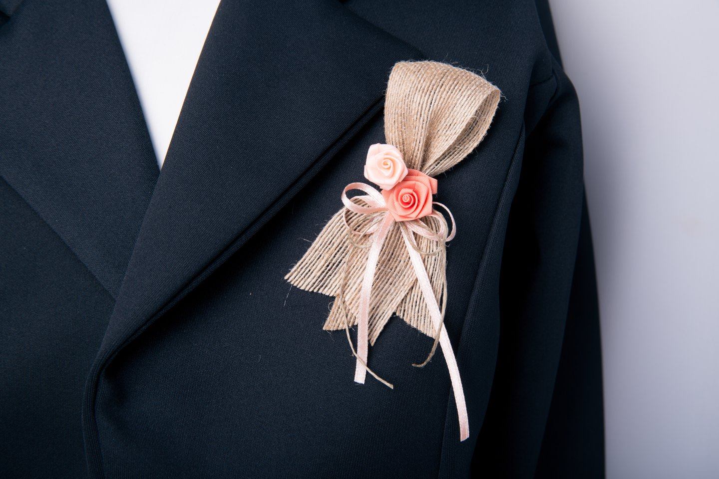 Hochzeitsanstecker Juteschlaufe mit 2 Diorröschen, Anstecknadel