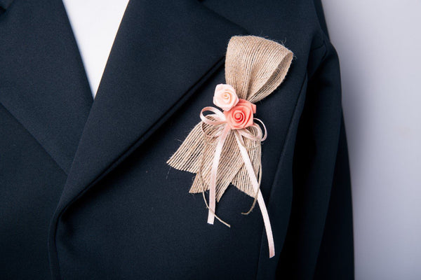 Hochzeitsanstecker Juteschlaufe mit 2 Diorröschen lachs Anstecknadel