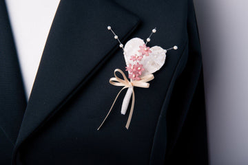 Hochzeitsanstecker Birkenherz und rosa Miniblütchen Perlen mit Anstecknadel