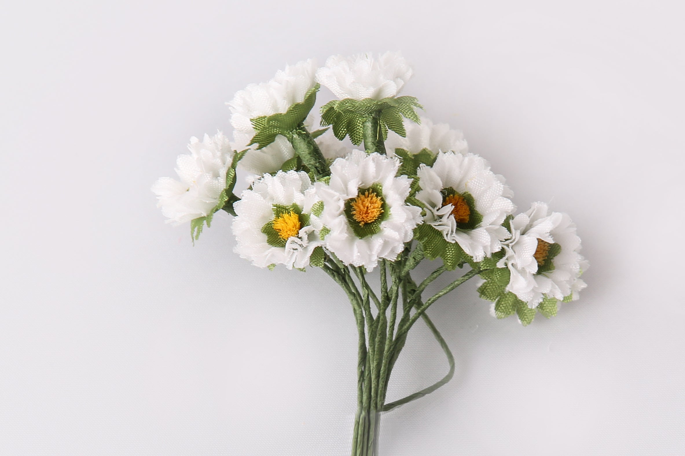 Gänseblümchen im Bund 12 Blüten am Drahtstiel 15 mm