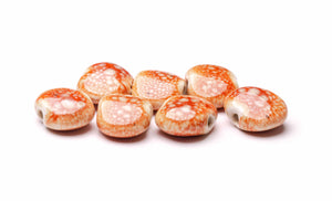 Porzellanperle oval flach orange gepunktet 13x17x7mm 7 Stück