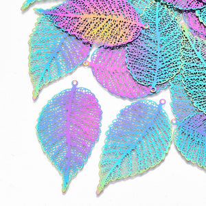 Anhänger Blatt filigran bedampft multicolor, 63x34x0,3mm, Edelstahl 201 gelasert, pro Stück