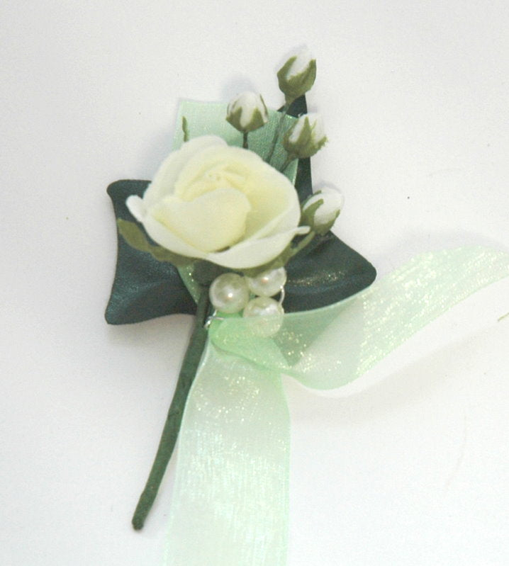 Gästeanstecker mit cremefarbener Rose auf Efeublatt,ca. 10 cm