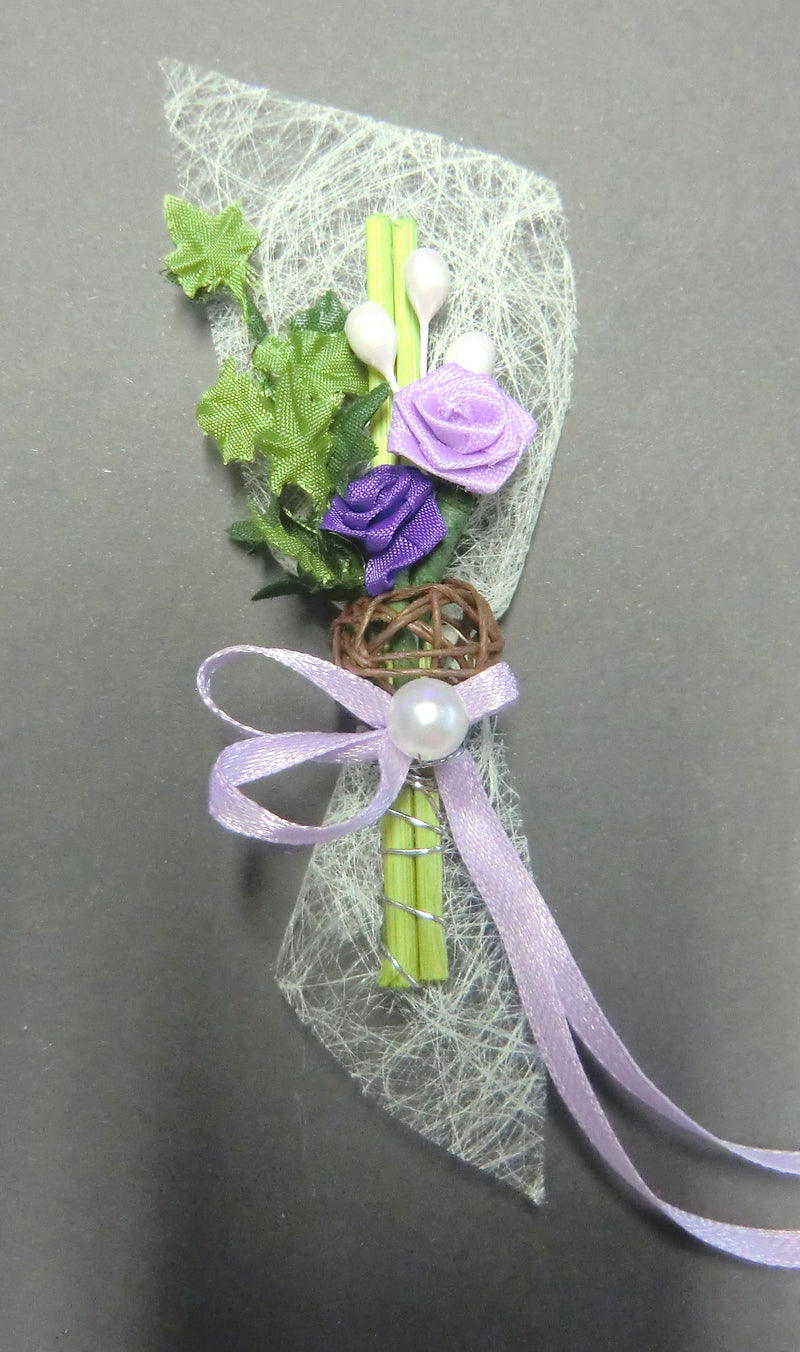 Gästeanstecker lila Diorröschen Reed Sisalstreifen Schleife