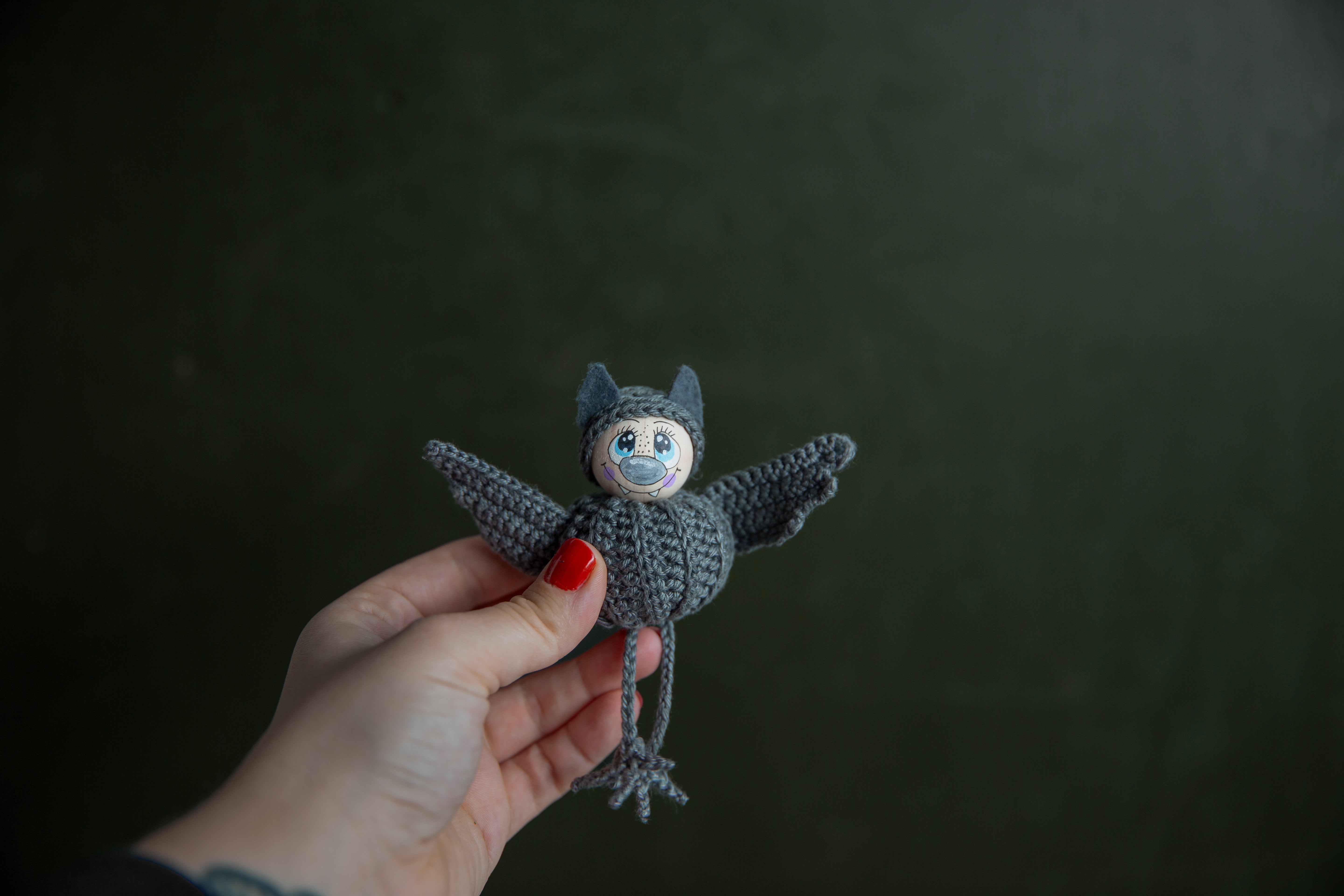 Handbemaltes Holzköpfchen Fledermaus mit Zähnchen