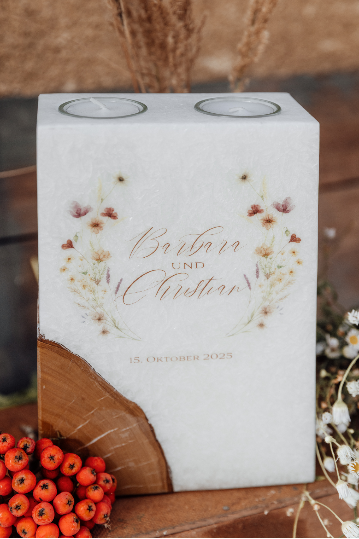 Hochzeitskerze Wiesenblumen Stearinkerze Rechteck mit Olivenholzfuß 21x13,5x7cm