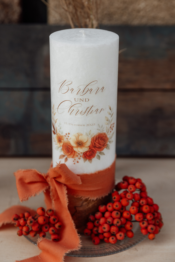 Hochzeitskerze Blumenbouquet herbstlich rost orange Stearinkerze mit Olivenholzfuß 25x8cm