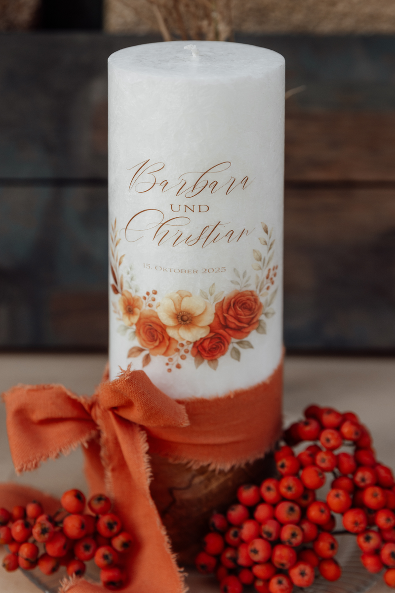 Hochzeitskerze Blumenbouquet herbstlich rost orange Stearinkerze mit Olivenholzfuß 25x8cm