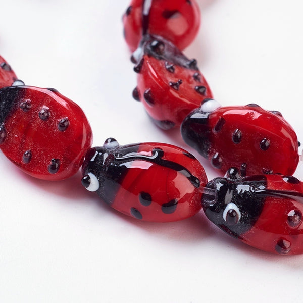 Marienkäfer Glasperlen handgemacht Lochbohrung 1mm schwarz rot 13x6mm 1 Stück