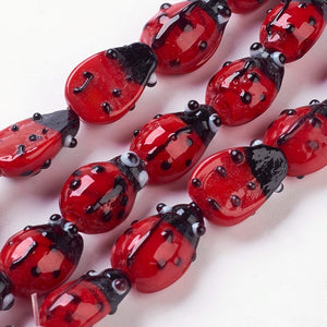 Marienkäfer Glasperlen handgemacht Lochbohrung 1mm schwarz rot 13x6mm 1 Stück