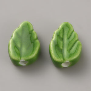 Porzellanperle Blatt grün 13x9mm 1 Stück