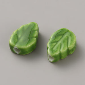 Porzellanperle Blatt grün 13x9mm 1 Stück