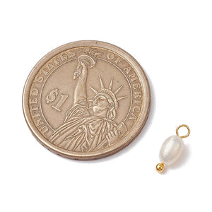 Süßwasserperlen-Anhänger Naturperle Potato Charm goldfarben 13mm 1 Stück