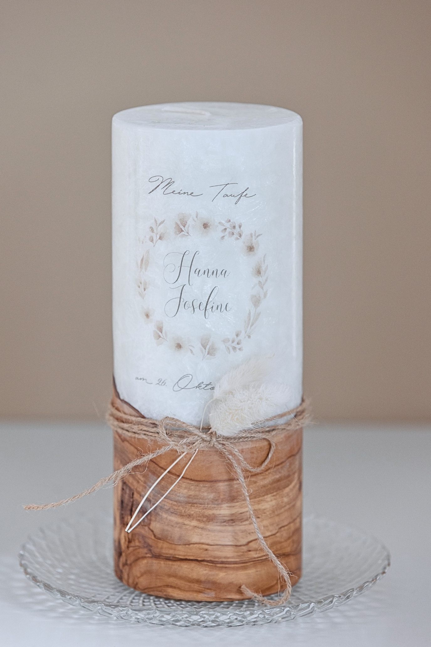 Taufkerze Blumenkranz beige Stearinstumpe mit Olivenholzfuß 20x8cm