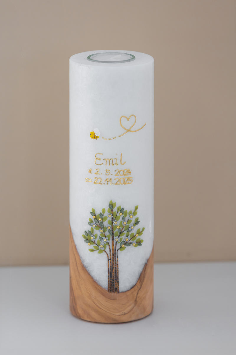 Taufkerze Lebensbaum mit Bienchen Goldschrift Stearinstumpe mit Olivenholzfuß Teelichteinsatz 25x8cm