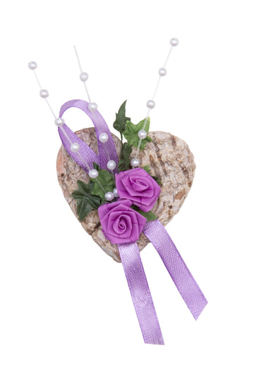 Gästeanstecker für Hochzeit Birkenherz mit Diorröschen lila und Perlenspray 5x5cm