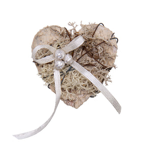 Gästeanstecker für Hochzeiten Birkenherz mit Moos, Schleife und Perlen 5x5cm