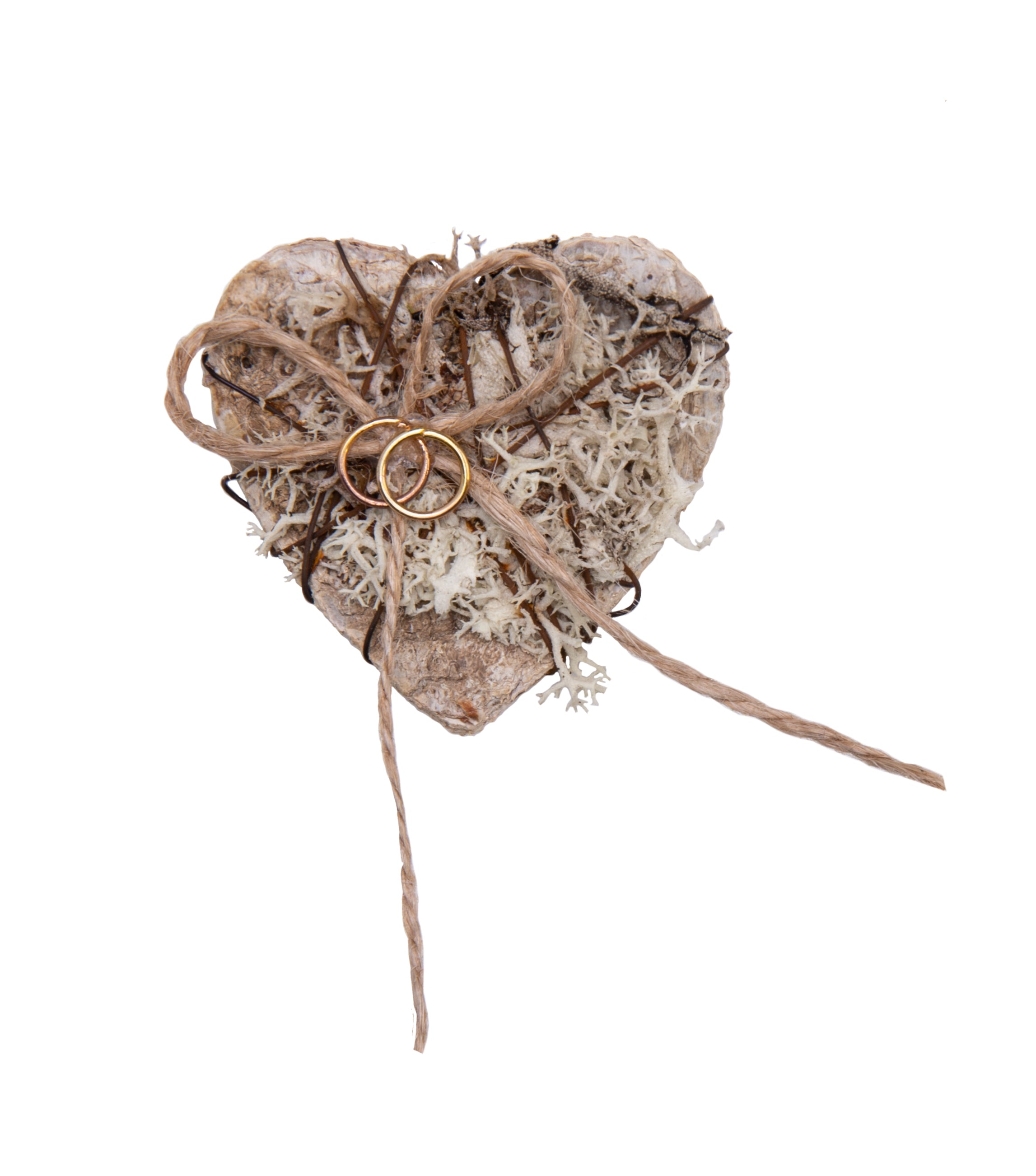 Gästeanstecker für Hochzeiten Birkenherz mit Moos Ringen und Spagat rustikal 5x5cm