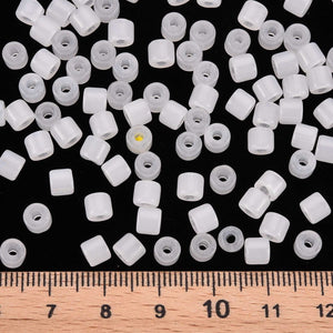 Glasperlen Mini-Walze 4x5mm Jadeimitat weiß rauch 90 Stück