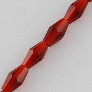 Glasschliffperlen Bicone facettiert länglich dunkelrot 8x4mm 64 Stück / Strang