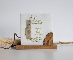 Hochzeitskerze Blätterranke beige grün Stearin im Landhausstil mit Olivenholzeinsatz Teelichteinsatz quadratisch 20x20x7 cm