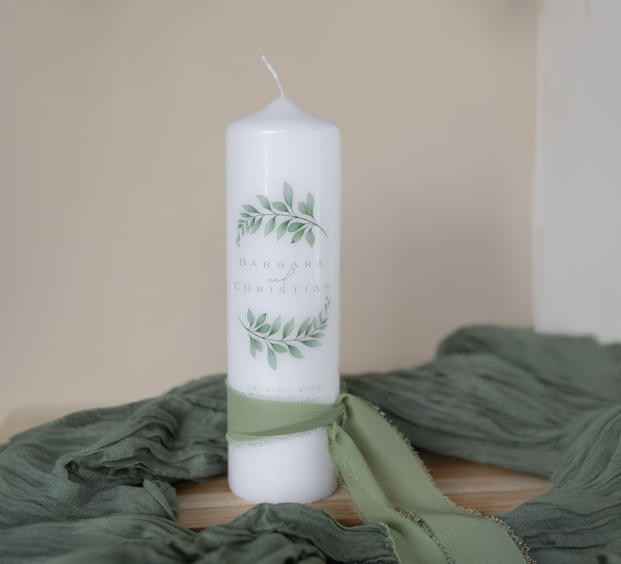 Hochzeitskerze mit Olivenzweigen und reduziertem Design in grün 23x6cm