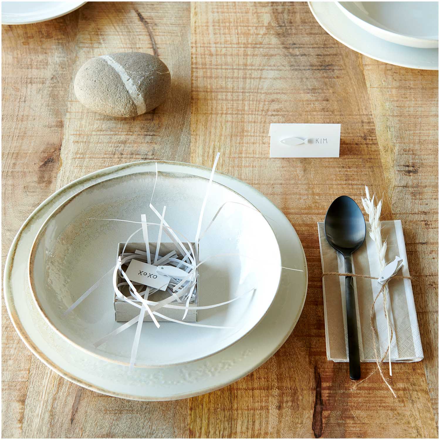 Holz-Streuteile Fische weiß mit Klebepunkt 8,5x30mm - 11,5x40mm 24 Stück