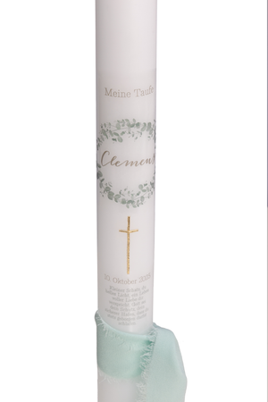 Taufkerze mit Eukalyptuskranz und goldenem Kreuz - Zeitlos und personalisierbar