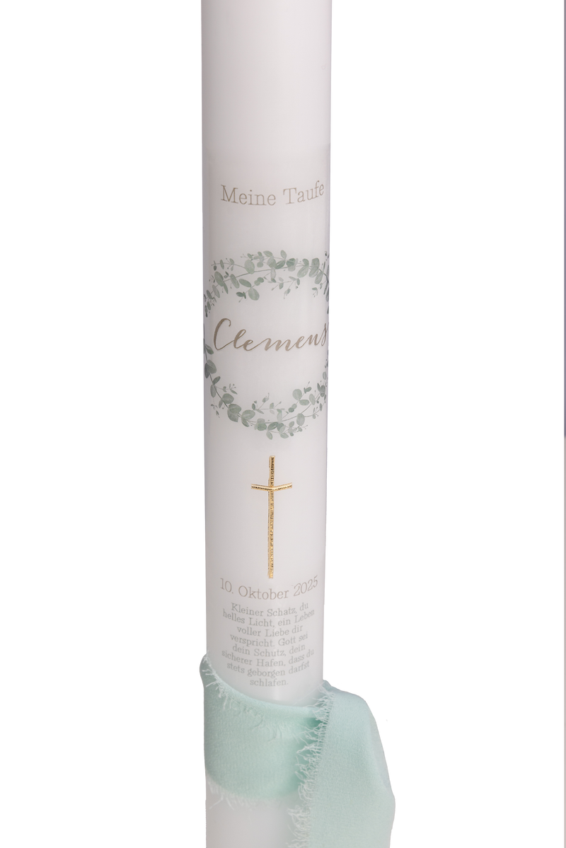 Taufkerze mit Eukalyptuskranz und goldenem Kreuz - Zeitlos und personalisierbar