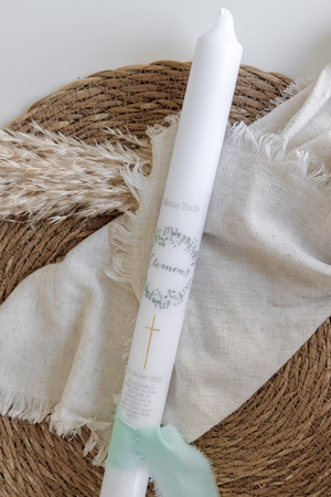 Taufkerze mit Eukalyptuskranz und goldenem Kreuz - Zeitlos und personalisierbar