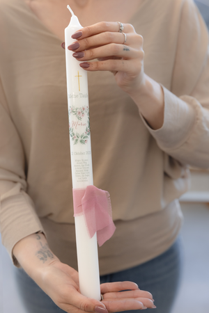 Taufkerze mit zartem Blütenherz und goldenem Kreuz - Individuell personalisierbar