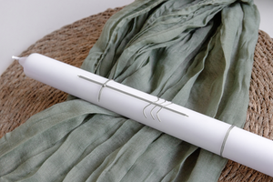 Taufkerze im reduzierten Design - Weiß mit Kreuz und Wellenmotiv handmodelliert